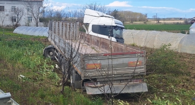 Tarlaya giren tırın sürücüsü yaralandı