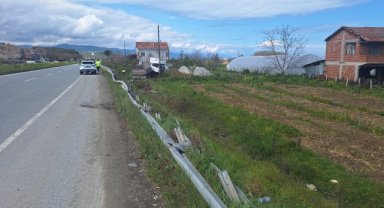 Tarlaya giren tırın sürücüsü yaralandı