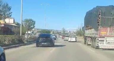 Trafikte defalarca şerit değiştirerek makas attı