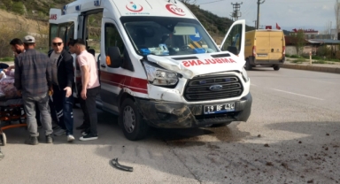 Traktör ile ambulans çarpıştı: 1 yaralı