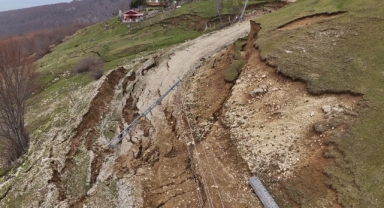 Yayla yolunda toprak kayması meydana geldi
