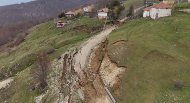 Yayla yolunda toprak kayması meydana geldi