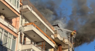 5 katlı apartmanın çatı katında çıkan yangın söndürüldü