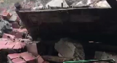 Ahır yıkıldı, kadın çiftçi hayvanlarını kurtardı