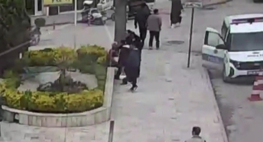 Aracından inip polis otosunun önüne geldi, hayatını Heimlich manevrasıyla polisler kurtardı