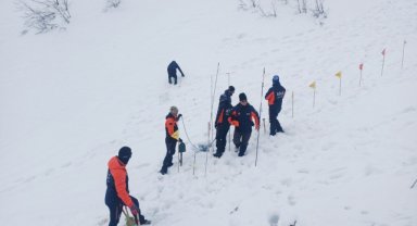 Artvin'de çığ altında kalan çobanı arama çalışmaları yeniden başladı