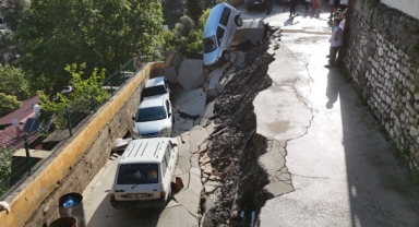 Aşırı yağışla birlikte çöken yol 5 aracı yuttu