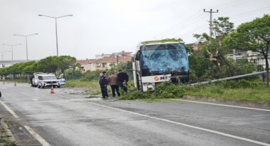 Aydınlatma direğine çarpan otobüsteki yolculardan bazıları hafif yaralandı