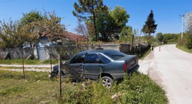 Beton direğe çarpan otomobildeki 2 kişi yaralandı