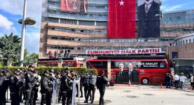 CHP, Genel Merkezi önünde çıkan tartışmada su şişeleri havada uçuştu