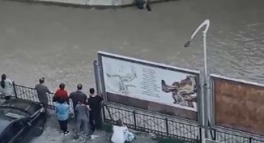 Dereye düşen çocuk vatandaşların müdahalesiyle kurtarıldı