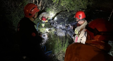 Dereye uçan otomobilde sıkışan sürücüyü itfaiye ekipleri kurtardı