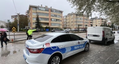 Ehliyeti iptal edilen sürücü yaşlı kadına çarptı