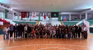 Genç B Kızlar Voleybol Müsabakaları Tamamlandı