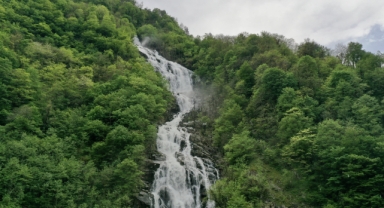Giresun'da 190 metre yükseklikten tahliye edilen suyun oluşturduğu şelale ilgi görüyor