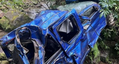 Giresun'da araç dereye uçtu! 4 yaralı