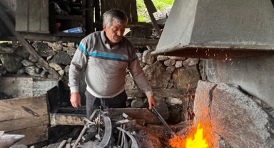 Giresun'da, Demirci Emrullah Usta Asırlık Örs Üzerinde Çeliğe Şekil Veriyor
