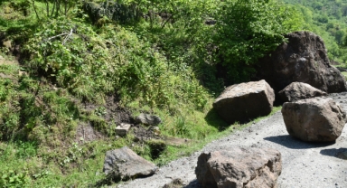 Giresun’da Kaya Düşmesi Yolu Kapattı