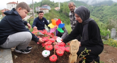 Giresun’da Öldürülen Gencin Annesi Mezar Başında Adalet İstedi