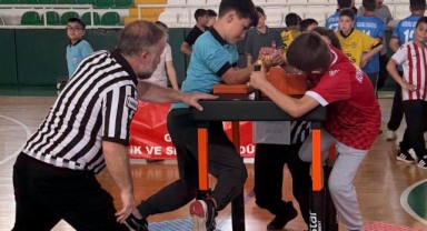 Giresun’da Spor Şöleni: Küçükler Bilek Güreşinde Yarıştı