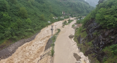 Giresun'da yağış etkili oldu, kara yolu ulaşıma kapandı