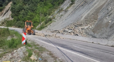 Heyelan nedeniyle kara yolu ulaşıma kapandı