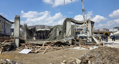 İnşaatta beton dökülürken kalıp çöktü!