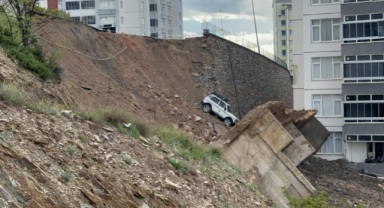 İstinat duvarı çöktü, park halindeki bir araç sürüklendi