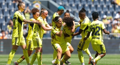 Kadın Futbol Süper Ligi'nde şampiyon olan Fenerbahçe, Ünye'yi 8-0 yendi