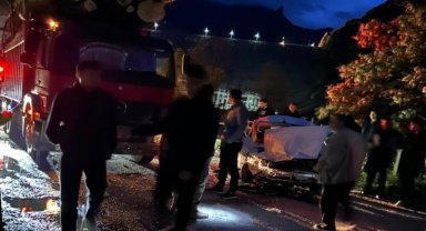 Kamyon ile otomobilin çarpıştığı kazada 2'si ağır 3 kişi yaralandı