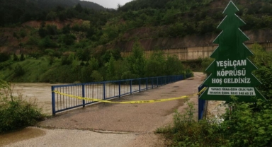 Kelkit Çayı'nın debisi yükseldi, köprü ulaşıma kapatıldı