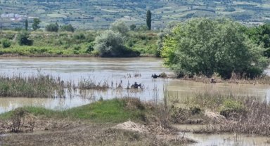Kelkit Çayı'na düşen 2 genci arama çalışmaları sürüyor