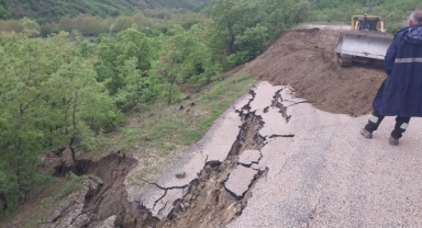 Köy yolunda heyelan