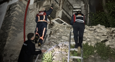 Müstakil evde çıkan yangına müdahale eden itfaiye eri yaralandı