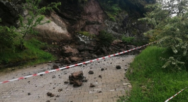 Niksar'da sağanak nedeniyle kaya parçaları yola düştü