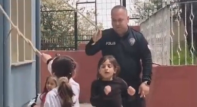 Öğrencilerle teneffüste ip atlayan polis, gönülleri fethetti