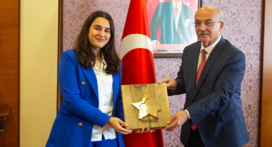 Rektör Yılmaz Can’dan Ödüllü Öğrenciye Tebrik