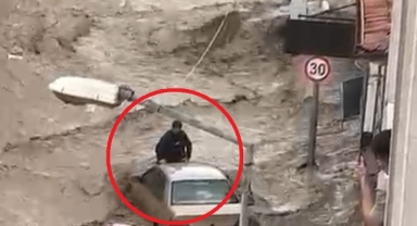 Selde can pazarı: Sel sularına kapılan aracın üzerinde hayata tutundu