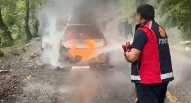 Seyir halindeki otomobil alev alev yandı