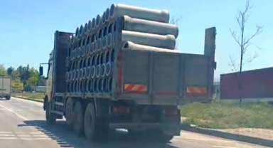 Tır üzerinde önlem alınmadan taşınan beton borular tehlike oluşturdu
