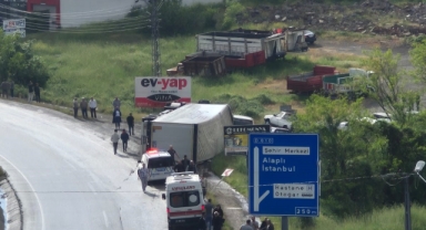 Tır virajı alamadı: Aynı aileden 5 kişi yaralandı