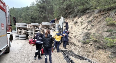 Virajı alamayan hafriyat kamyonu devrildi: 1 ölü