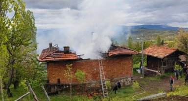 Yangın çıkan ev kullanılamaz hale geldi