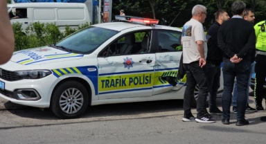 Yük treni polis aracına çarptı, faciadan dönüldü