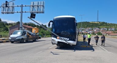4 aracın karıştığı zincirleme trafik kazası güvenlik kamerasında