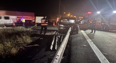Anadolu Otoyolu'nda bariyere saplanan hafif ticari aracın sürücüsü öldü, 3 kişi yaralandı 