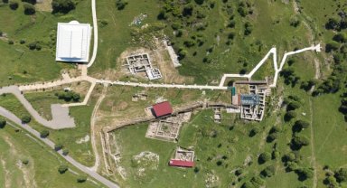 Antik kentte 1750 yıllık pitos mezar bulundu