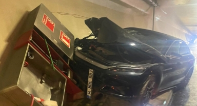 Avrasya Tüneli'nde otomobil, itfaiyeye ait yangın panosuna çarptı