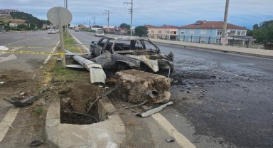 Aydınlatma direğine çarpan otomobildeki 1 kişi öldü, 1 kişi yaralandı