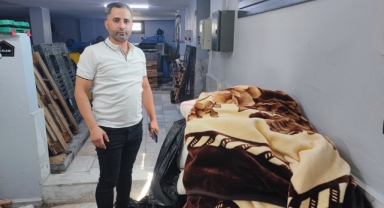 Battaniyenin içinden çıkan para ve cüzdanları teslim etti, yaşlı kadın poşeti sordu